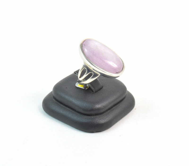 Anello in Kunzite ovale e liscio in Argento 925 - immagine 2