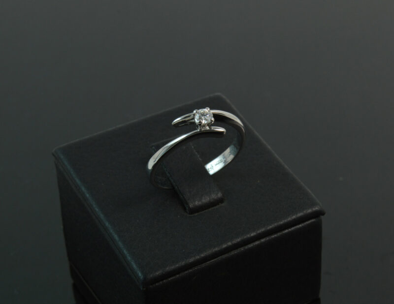 Anello in Oro Bianco 18 Kt e Diamante da 0,05 punti