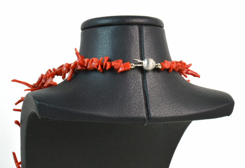 Collana con Rametti a scalare in Corallo Rosso e chiusura in Argento 925 - immagine 3