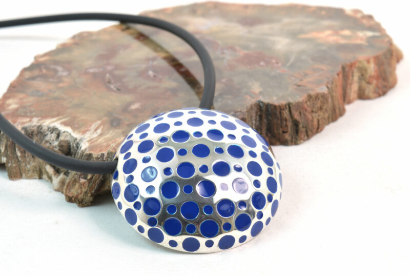 Ciondolo Pois in Argento 925, Smalto Blu e Collana in Caucciù - immagine 6