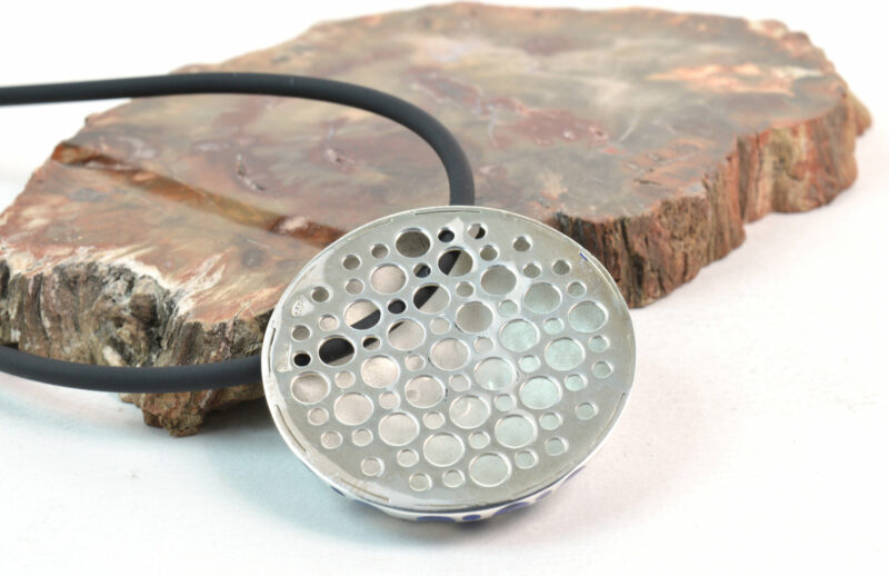 Ciondolo Pois in Argento 925, Smalto Blu e Collana in Caucciù - immagine 5