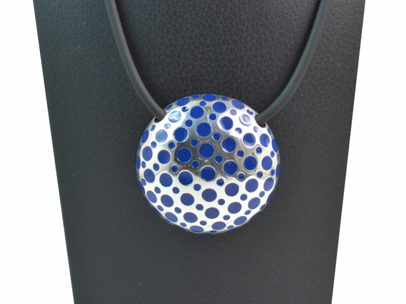 Ciondolo Pois in Argento 925, Smalto Blu e Collana in Caucciù - immagine 2