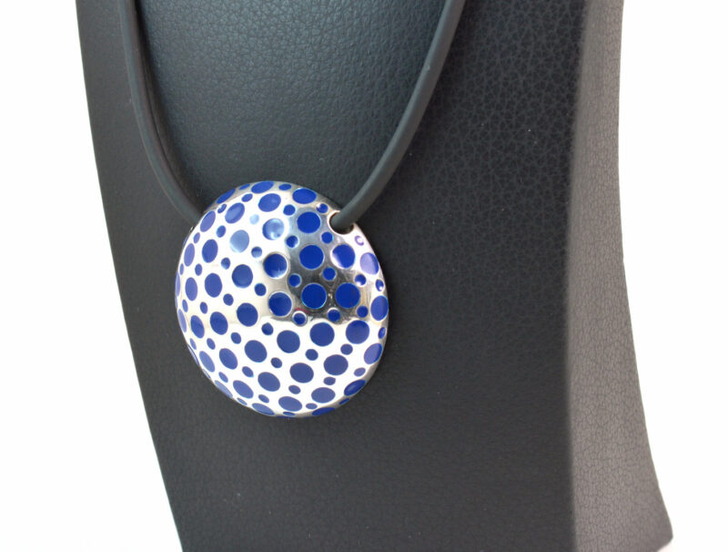 Ciondolo Pois in Argento 925, Smalto Blu e Collana in Caucciù - immagine 3